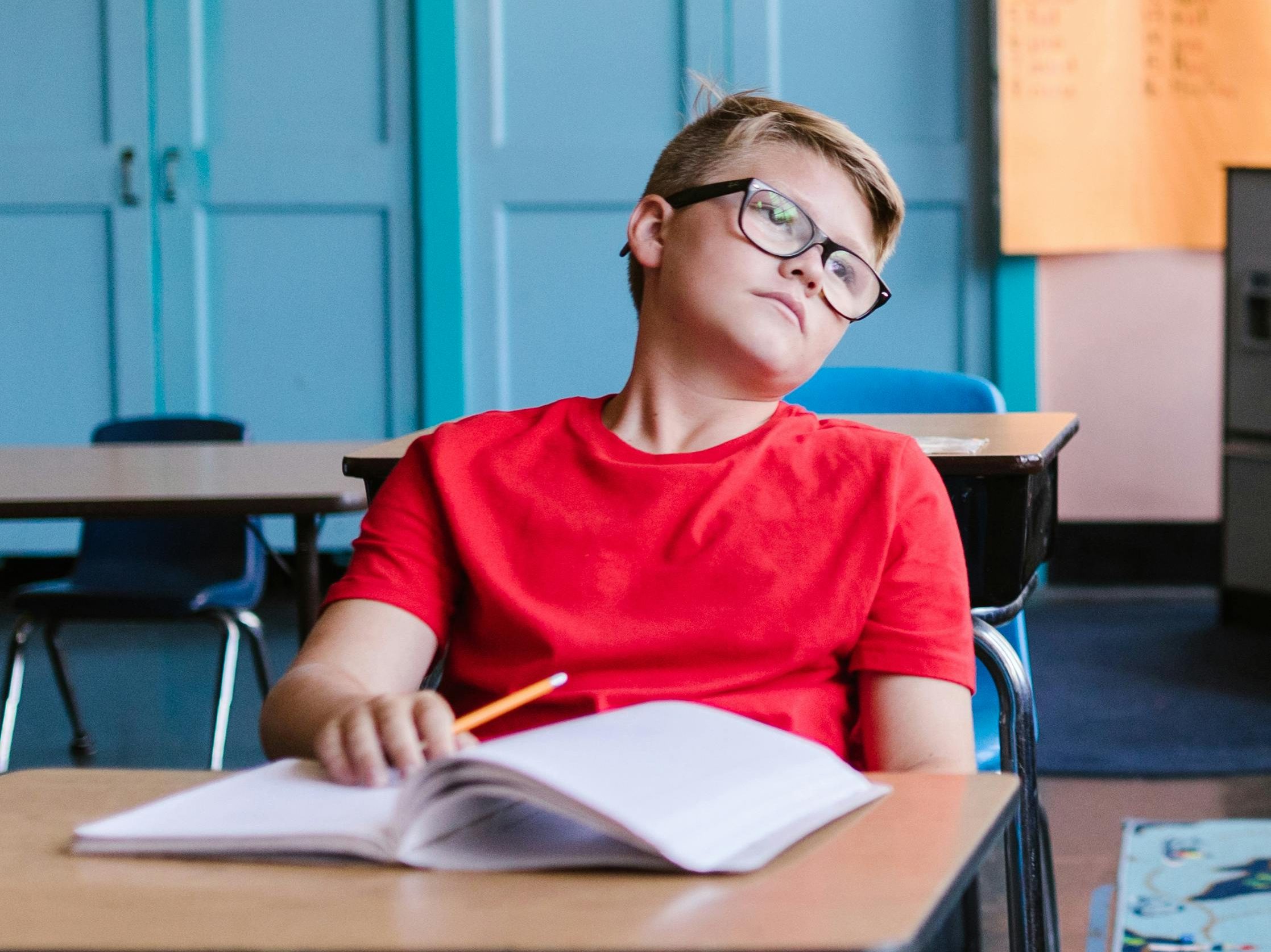 enfant TDAH distrait en classe rêverie